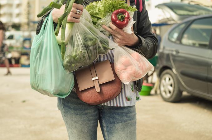 Vsakokrat, ko vzamemo plastično vrečko v trgovini, s svojim dejanjem podpišemo sodbo našemu okolju. | Foto: Shutterstock
