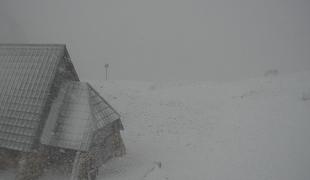Ohladitev Kredarico odela v sneg, ob morju bo pometala burja