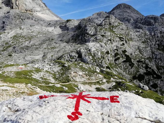 Pogačnikov dom je izhodišče za številne vrhove Julijskih Alp. | Foto: Metka Žumer