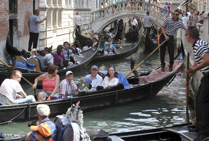 Benetke dnevno obišče 70 tisoč ljudi - več, kot imajo vseh prebivalcev. | Foto: Reuters