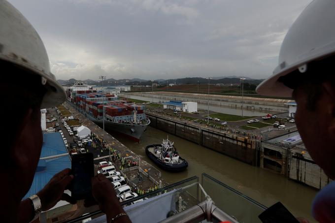 V sklopu prenove so na obeh straneh prekopa skopali nova dostopa in povečali zapornice, prav tako so poglobili ladijski kanal, da bodo po njem lahko plule tudi ladje t. i. razreda neopanamax, ki lahko tovorijo kar trikrat več tovora kot ladje razreda panamax, torej največje, ki so še lahko plule skozi stari Panamski prekop. | Foto: Reuters