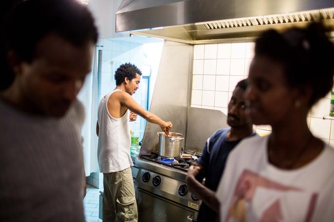 Medtem ko je injera z različnimi zelenjavnimi in mesnimi omakami na eritrejskem jedilniku vsak dan, pa jo ob prazničnih dnevih in gostom postrežejo z jedjo doro wate. Gre za pikantno piščančjo obaro, so med kuhanjem pripovedovali mladi Eritrejci, ki so pred tremi meseci v Slovenijo prišli po sistemu relokacije. | Foto: Vid Ponikvar