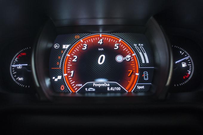 Takle merilnik si izbere športni voznik, ki med vožnjo spremlja vrtljaje motorja in digitalni izpis hitrosti, ta je sicer prikazana tudi na zaslonu head-up. | Foto: Matej Leskovšek