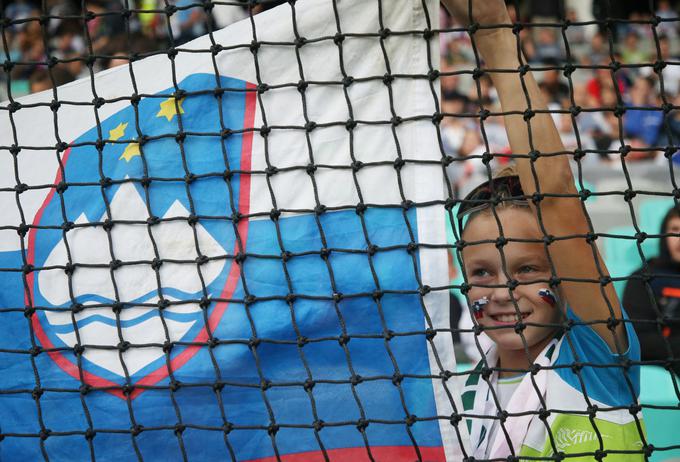 Slovenski navijači so pričarali lepo vzdušje in v kriznih trenutkih s pravo podporo pomagali nogometašem na zelenici. | Foto: Reuters
