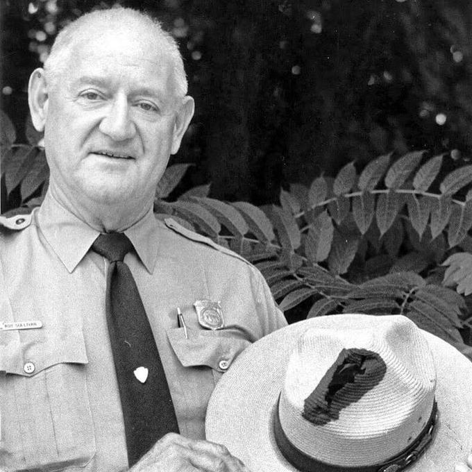Roy Sullivan je bil varuh narodnega parka Shenandoah v ameriški zvezni državi Virginija. Sullivan ima Guinnessov svetovni rekord - bil je namreč človek, v katerega je največkrat udarila strela. Z elektriko z neba se je Roy srečal kar sedemkrat in vsakič, tudi zadnjič, preživel. Umrl je leta 1983 pri starosti 71 let, domnevno naj bi storil samomor zaradi neuslišane ljubezni. Na fotografiji Roy Sullivan s klobukom, ki mu ga je naluknjala strela.  | Foto: Guinnessova knjiga rekordov | Foto: 
