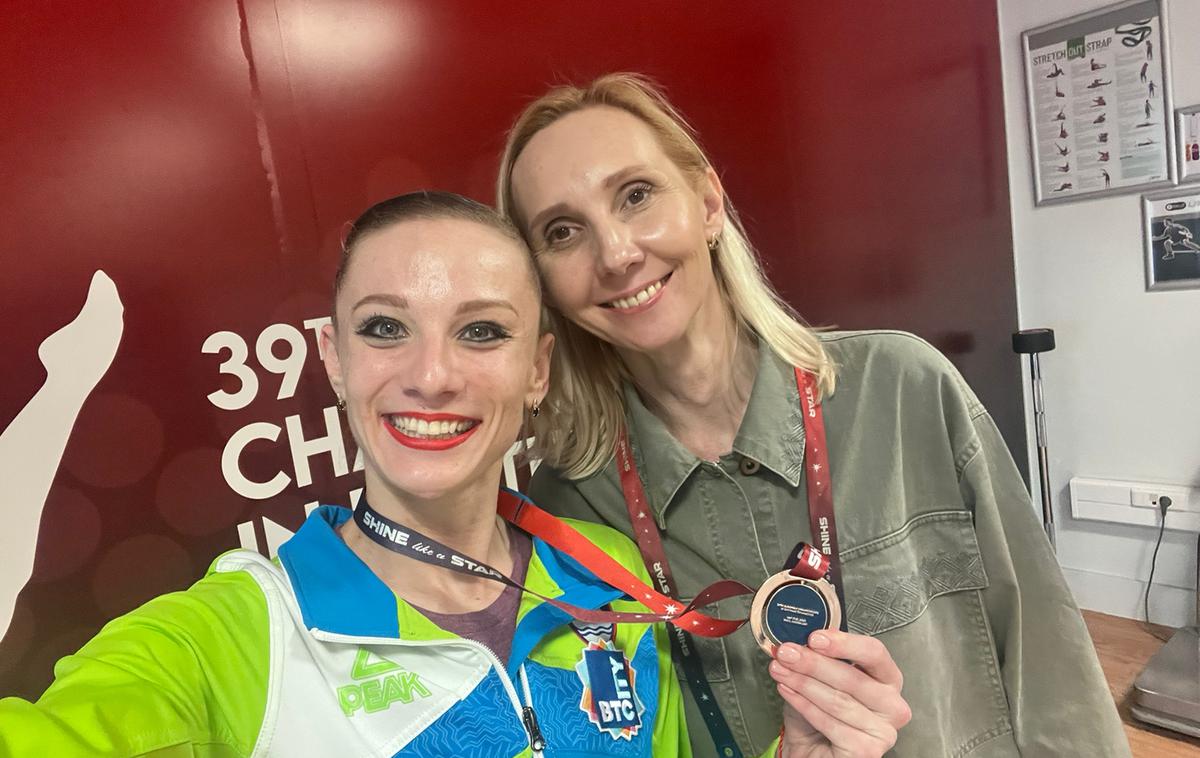 Jekaterina Vedenejeva & Jelena Drožanova | Jekaterina Vedenejeva je s kiji osvojila bron. | Foto Gimnastična zveza Slovenije