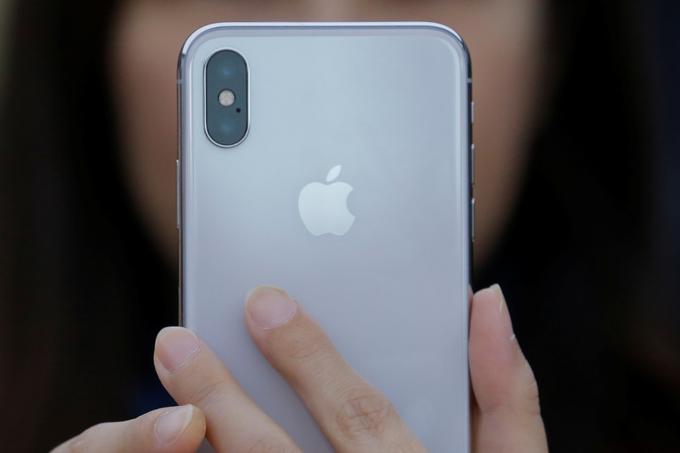 Apple je na krilih odlične prodaje pametnih telefonov iphone v zadnjih dneh dosegel občutno rast cene svojih delnic in dosegel velik mejnik. Postal je prvo ameriško podjetje, ki je preseglo tržno kapitalizacijo bilijon (oziroma tisoč milijard) dolarjev. Kliknite na fotografijo za več informacij.  | Foto: Reuters