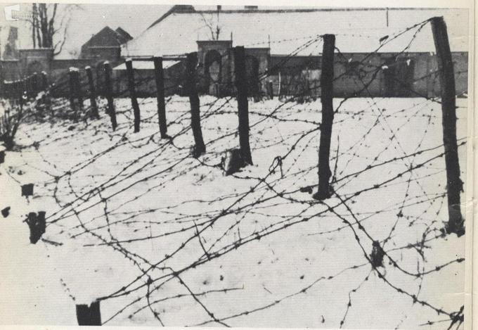 Italijanski vojaki so februarja 1942 ogradili Ljubljano z žično zaporo in jo utrjevali vse do kapitulacije Italije septembra 1943. Znotraj zapore je bilo tudi glavno ljubljansko pokopališče Žale.  | Foto: www.kamra.si