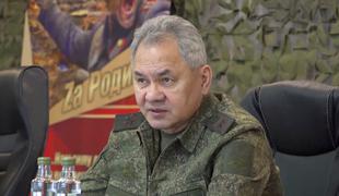 Ruski obrambni minister obiskal vojake v Ukrajini in jim podelil medalje