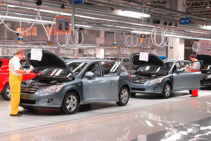 Kia Motors v teh dneh praznuje deseto obletnico proizvodnje v Evropi. Od uradnega začetka 7. decembra 2006 so v Kijini slovaški tovarni v Žilini izdelali več kot 2,5 milijona vozil in 3,8 milijona motorjev. | Foto: Kia