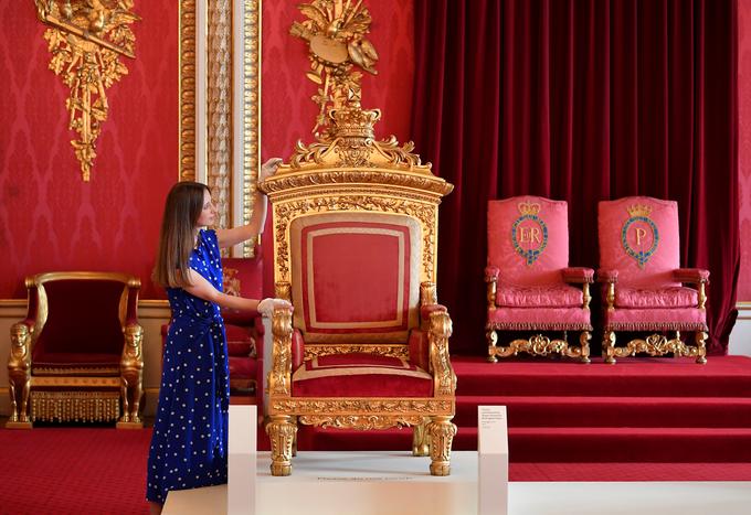 V Buckinghamski palači so ob 200. obletnici rojstva kraljice Viktorije pripravili posebno razstavo, na kateri je bil na ogled tudi njen prestol. | Foto: Reuters