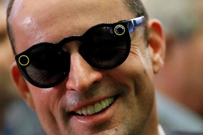 Očala Spectacles je v Evropi mogoče kupiti od junija letos, zanje je treba odšteti 149,90 evra. Na tej strani Atlantika so dražje kot v ZDA, kjer stanejo 130 dolarjev oziroma okrog 110 evrov. | Foto: Reuters