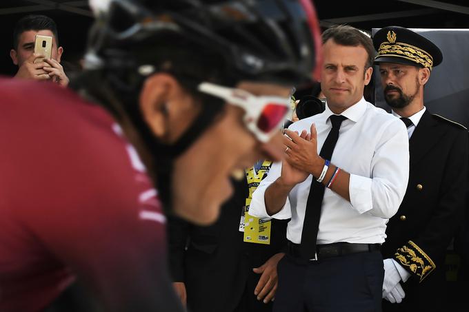 Francoski predsednik Emmanuel Macron je v cilju takole zaploskal Geraintu Thomasu, ki je danes bržčas že izgubil bitko za rumeno majico. | Foto: Reuters