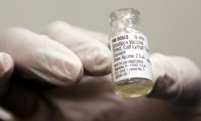Cepivo proti črnim kozam je na trgu že precej let, vendar pa v zadnjih letih ljudi proti tej bolezni ne cepijo več, saj je bolezen po podatkih Svetovne zdravstvene organizacije iztrebljena. | Foto: Reuters