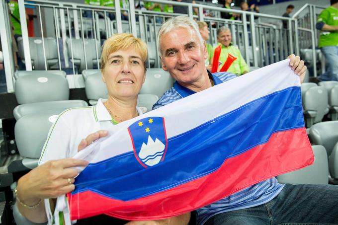 Mojca in Marinko Dragić skrbita za vnuke in navijata v domači dnevni sobi. | Foto: Sportida