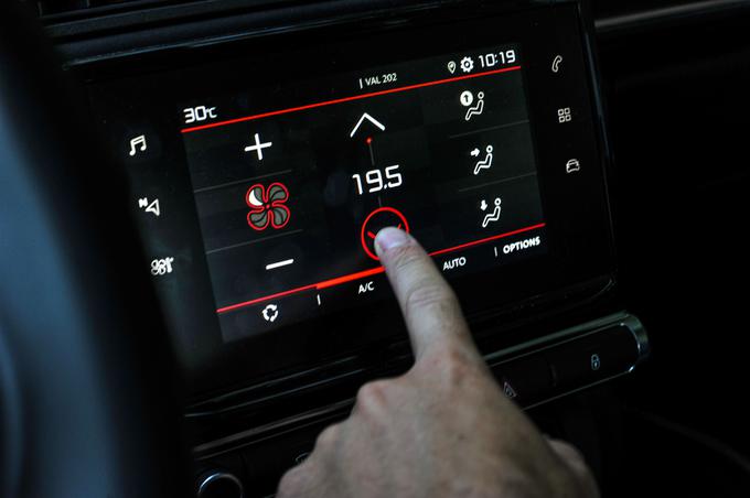 Pri temperaturi notranjosti vozila 35 stopinj Celzija se lahko voznik odzove do 20 odstotkov počasneje kot pri temperaturi notranjosti 25 stopinj Celzija. | Foto: Gašper Pirman