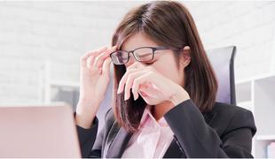 Japonska podjetja ženskam prepovedala nošenje očal #video
