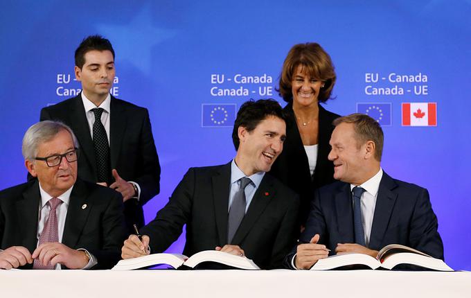 Sporazum so v imenu EU v Bruslju podpisali predsednik Evropskega sveta Donald Tusk, predsednik Evropske komisije Jean-Claude Juncker in predsedujoči Svetu EU, slovaški premier Robert Fico. V imenu Kanade je Ceto podpisal premier Justin Trudeau. | Foto: Reuters