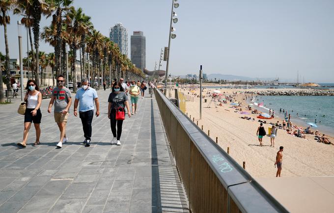 Katalonska regionalna vlada je zaradi naraščanja števila okužb približno štirim milijonom prebivalcev Katalonije, tudi Barcelone, naročila, naj ne odhajajo od doma, če to ni potrebno. | Foto: Reuters