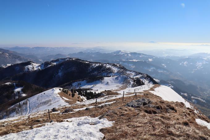 Pogled proti Kojci, v smeri juga se iznad megle dviguje Snežnik. | Foto: Matej Podgoršek