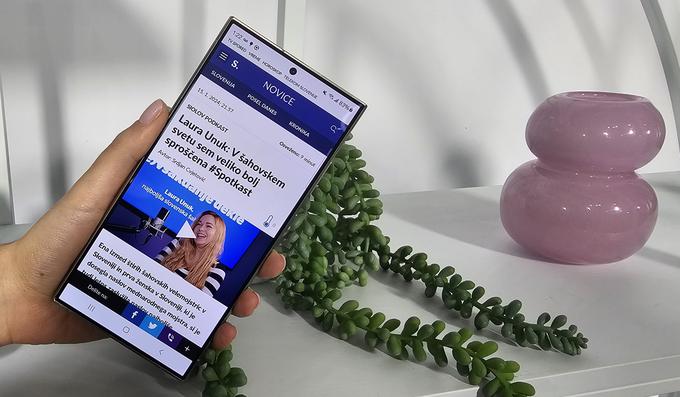 Ob letošnjih novostih in nadgradnjah ohranja Samsungova letošnja serija pametnih telefonov Galaxy S svoje znane oblikovne značilnosti.  | Foto: Srdjan Cvjetović