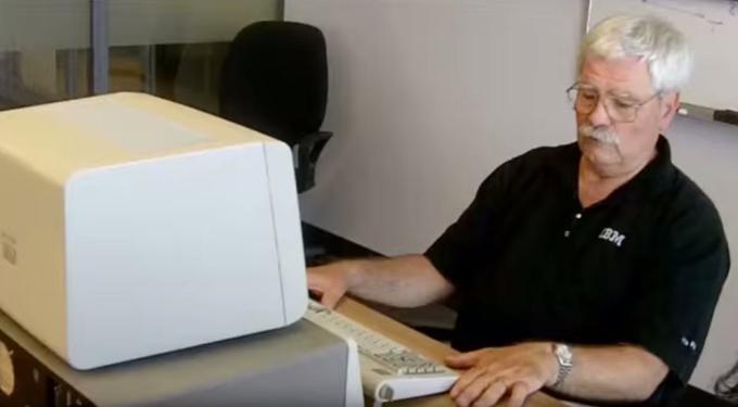 Danes 68-letni David Bradley je bil eden od dvanajstih inženirjev v računalniškem podjetju IBM, ki so sestavili IBM PC. Ta velja za sploh prvi osebni računalnik.  | Foto: YouTube