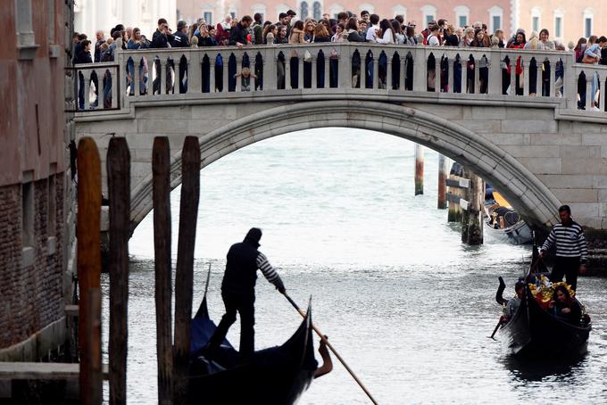 Velike križarke in množice turistov ogrožajo Benetke. | Foto: Reuters