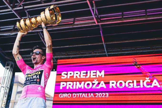 Primož Roglič je v ponedeljek pozdravil ogromno število navijačev, ki so mu še enkrat čestitali za letošnji podvig na italijanski pentlji. | Foto: Sportida