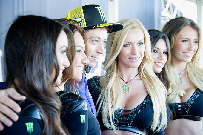 Valentino Rossi bi bil lahko še prihodnja štiri leta v družbi lepih deklet, ki na dirkah stojijo ob dirkačih. | Foto: Gulliver/Getty Images