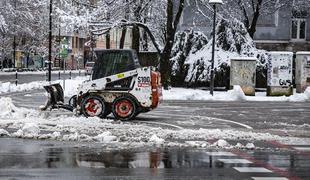 Obilno sneženje: brez elektrike več tisoč odjemalcev, zaradi podrtih dreves zaprte številne ceste #video