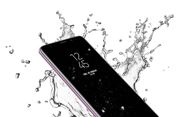 Nikamor seveda ni izginila odpornost proti vdoru vode. Galaxy S9 in Galaxy S9+ sta opremljena s certifikatom IP68, kar pomeni, da lahko preživita polurno potapljanje v do 1,5 metra globoki vodi.  | Foto: Samsung