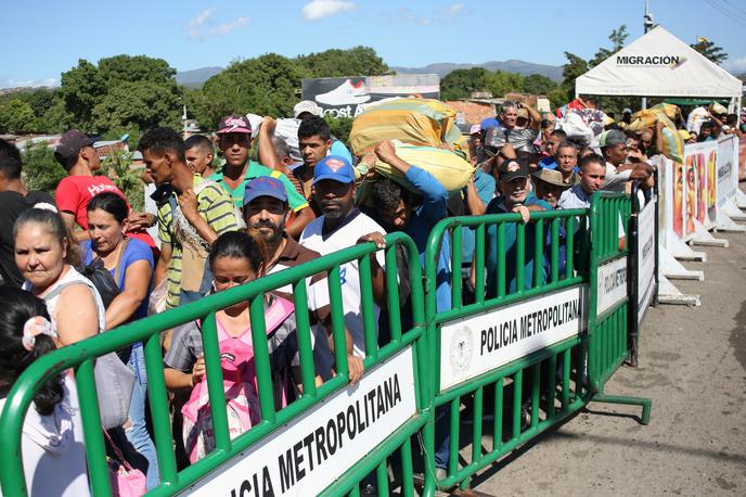 Kolumbija meja | Do poldneva jo je iz Venezuele prečkalo 18.000 ljudi, iz Kolumbije pa 8000, je povedal vodja kolumbijskega urada za migracije Christian Krüger. | Foto Reuters