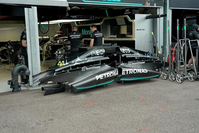 Mercedes je opustil koncept "zero sidepods" (brez stranic) in bo imel znova bolj klasično oblikovan dirkalnik. | Foto: Reuters