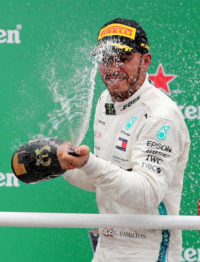Hamilton je po dirki priznal, da bi brez Oconovega vmešavanja bržčas ostal brez zmage. | Foto: Reuters