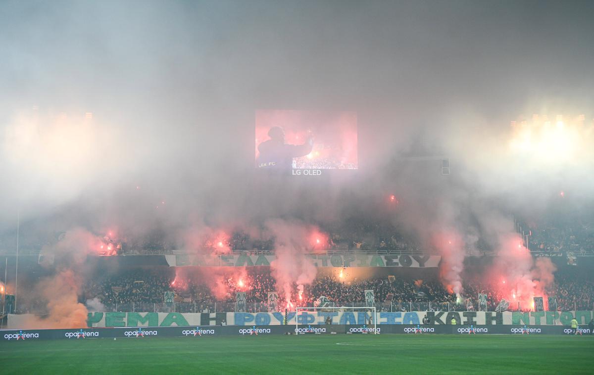 Panathinaikos AEK | Navijači Aeka so si lahko dali duška po zmagi nad mestnim tekmecem, ki vodi na lestvici. | Foto Guliverimage