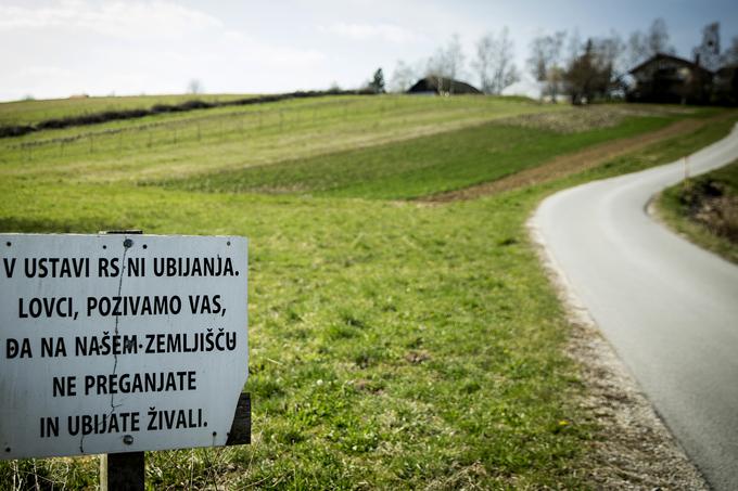 Pred njegovo kmetijo stoji napis, ki poziva k miroljubju. | Foto: Ana Kovač