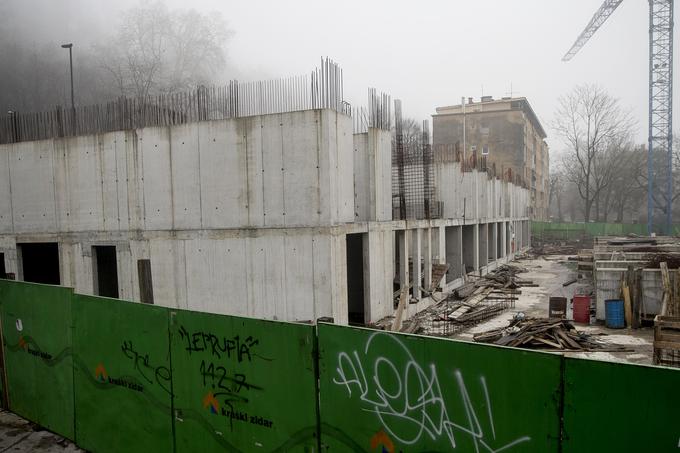Gradbišče stanovanjskega projekta Tribuna na Prulah bo po več letih ta teden znova oživelo. | Foto: Ana Kovač
