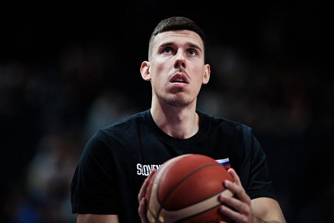 Vlatko Čančar | Vlatko Čančar si je na petkovi tekmi v Atenah ob zabijanju nekaj minut pred koncem dvoboja poškodoval levo koleno. | Foto FIBA
