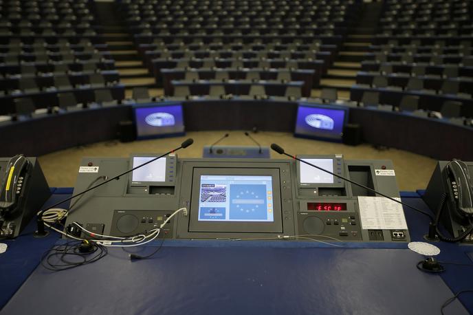 Evropski parlament | Če novi večletni finančni okvir ne bo sprejet pravočasno, evroposlanci v resoluciji spomnijo, da 312. člen pogodbe o EU določa začasno podaljšanje veljavnosti zgornje meje in drugih določb iz zadnjega leta sedanjega okvira. | Foto Reuters