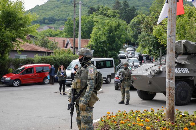 Kosovo, KFOR | V Zvečanu pripadniki Kforja varujejo tudi pet vstopnih točk v mesto, da bi preprečili prehod pripadnikov kosovskih posebnih enot blizu protestnikov. | Foto Reuters