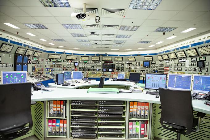 Kontrolna soba ima svojo popolno dvojnico (na fotografiji), ki je oblikovno in funkcijsko povsem enaka pravi, le da ni priklopljena na reaktor, zato je primerna za usposabljanje in, seveda, tudi za oglede. | Foto: Ana Kovač