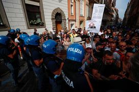gostinci protest Rim covidna potrdila
