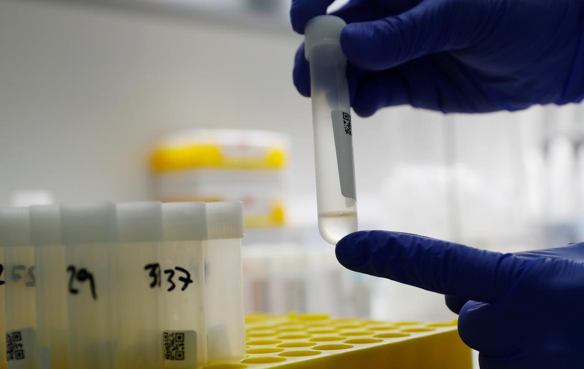testiranje covid | Število okužb v državi še naprej upada.  | Foto Reuters
