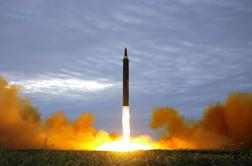 Severna Koreja nad Japonsko izstrelila balistično raketo #video