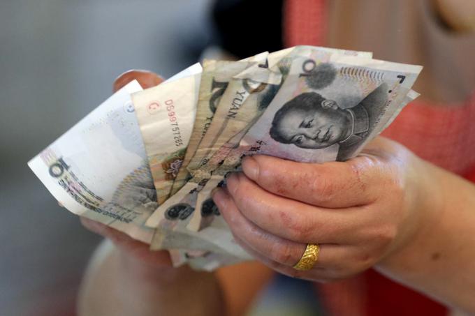 Nestabilni juan lahko povzroči še bolj množično nakupovanje bitcoinov na Kitajskem. Cena enega bitcoina bi morda res zrasla še bolj, a še bolj bi se povečal tudi kitajski lastniški delež bitcoinov. | Foto: Reuters