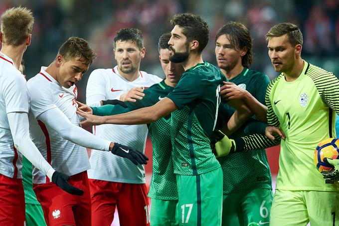 Slovenski branilec Miha Mevlja (v sredini) je na srečanju v Vroclavu dosegel prvi zadetek v državnem dresu. | Foto: Sportida