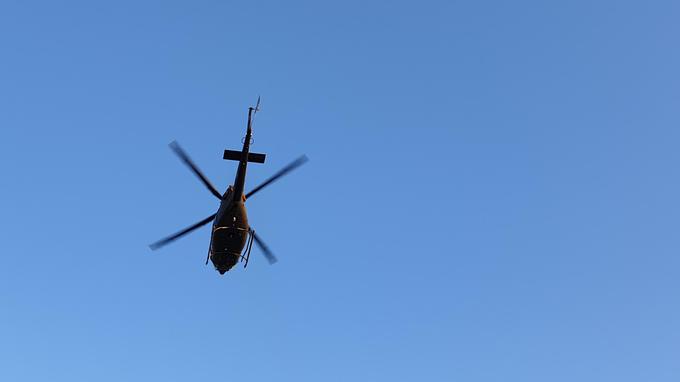 Dve tretjini izpostavljene površine helikopterja, torej njegov sprednji del, sestavljajo vetrobranska stekla, ki niso narejena za trke z droni. | Foto: Metka Prezelj