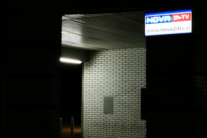 Nova24TV | Ponoči je neznani storilec poškodoval tablo televizije Nova24TV. | Foto Aljoša Rehar/STA