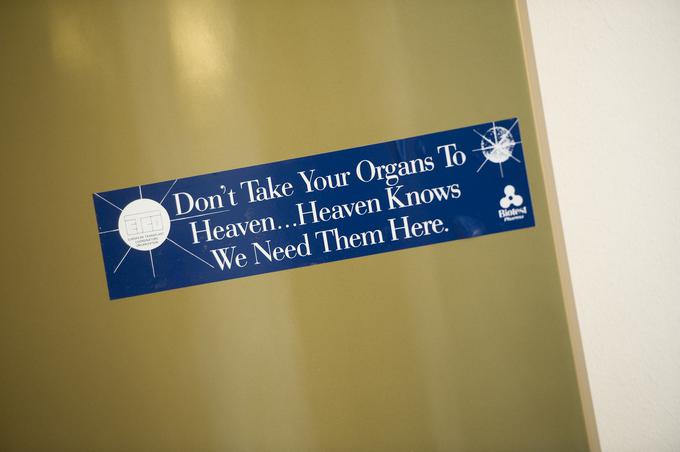 "Ne vzemite organov s seboj v nebesa, v nebesih vedo, da jih potrebujemo tukaj." Napis na vratih ene od pisarn Centra za transfuzijsko medicino. | Foto: Bor Slana