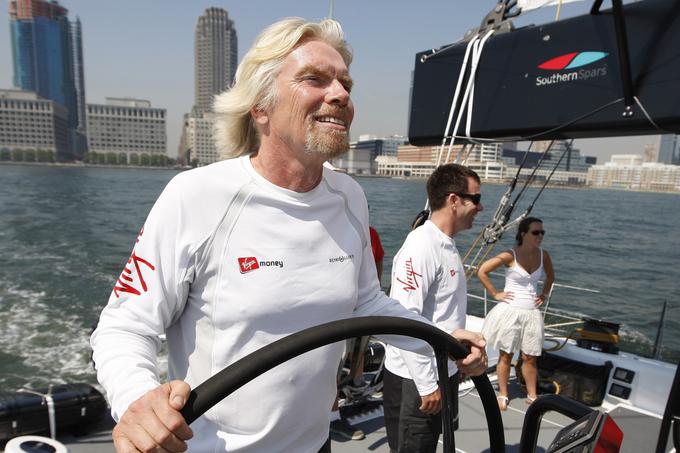 Veliko bogastvo je Bransonu omogočilo, da je uresničil nekaj svojih najbolj ekstremnih želja. Leta 1985 je želel postaviti svetovni rekord v najhitrejšem prečkanju Atlantskega oceana, a se je njegov čoln prevrnil, rešiti so ga morali s helikopterjem. Naslednje leto je rekord vendarle podrl, izboljšal ga je za celi dve uri. | Foto: 